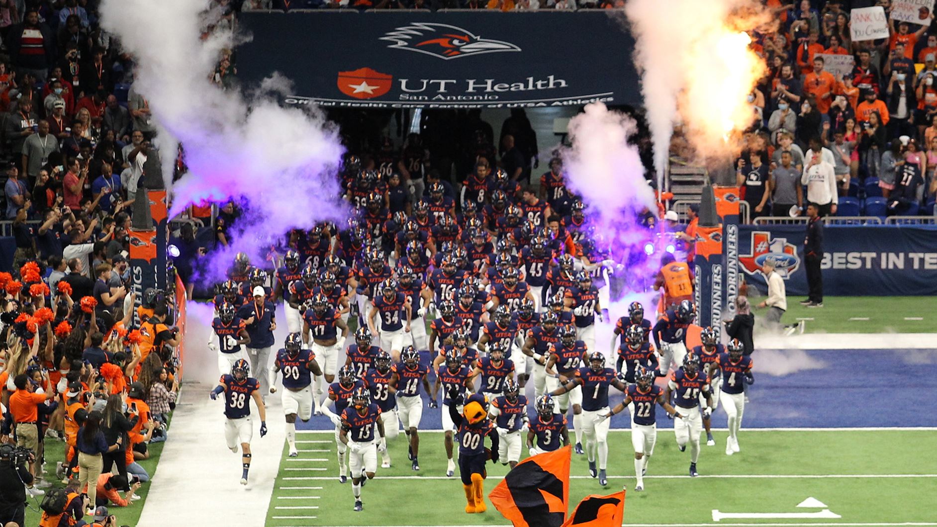 UTSA football running into field